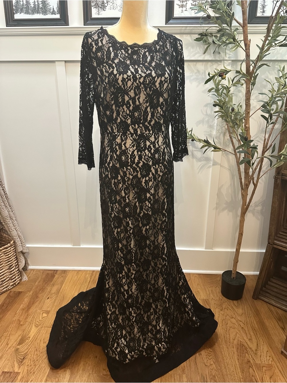 VENUS Elegant Black Lace Evening Gown Nude Butter Soft Underlay Lining Size 12